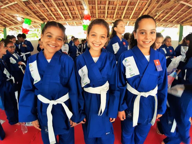 Foto de alunas do projeto social Cidade Olímpica do Ajudôu em Minas Gerais.