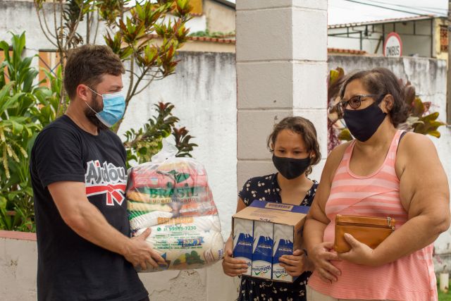 ENTREGA DE CESTAS BÁSICAS - ONG AJUDÔU (1) (1)