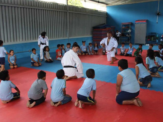 Aula-do-Projeto-Judô-nas-Escolas,-em-Ipatinga,-patrocinador-pela-Usiminas-e-realizado-pelo-Ajudôu
