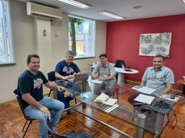 Aperam e ONG Ajudôu reunidos