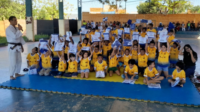 Crianças carentes pratica judô em projeto social em Minas Gerais